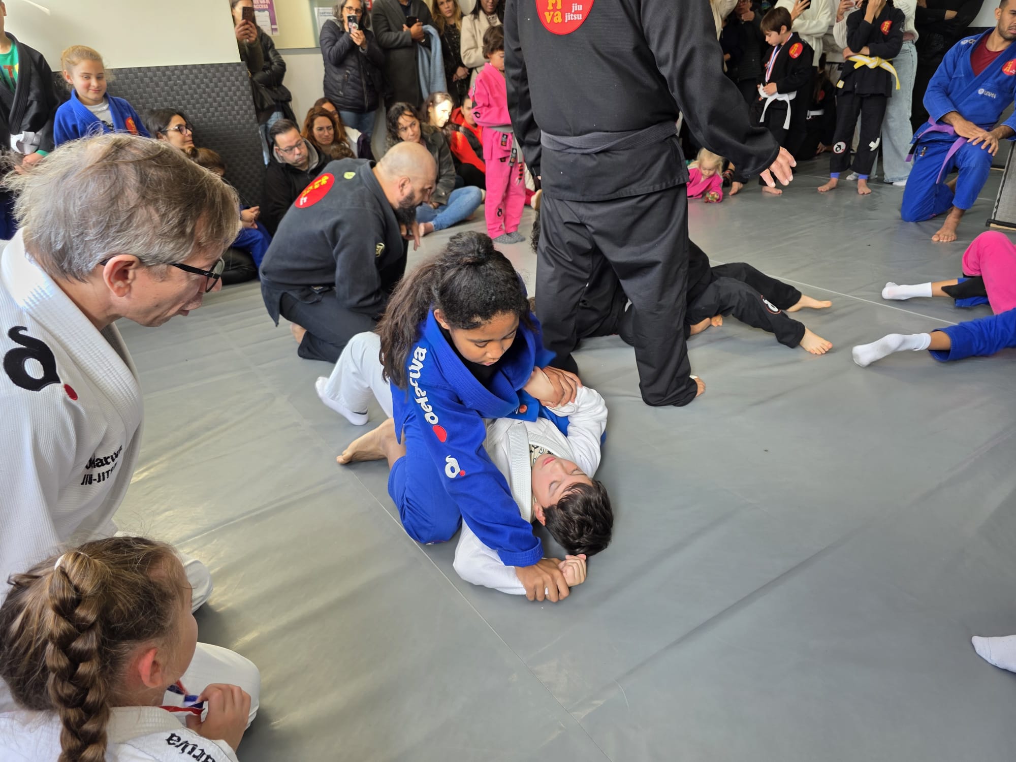 Treino a pares durante uma aula de Jiu-Jitsu