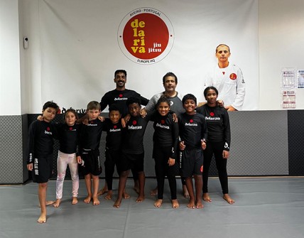 Grupo de alunos e professores da Escola Delariva Aveiro em treino NOGI